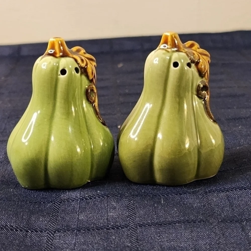Cracker Barrel Green Pumpkin Salt And Pepper Shakers‎